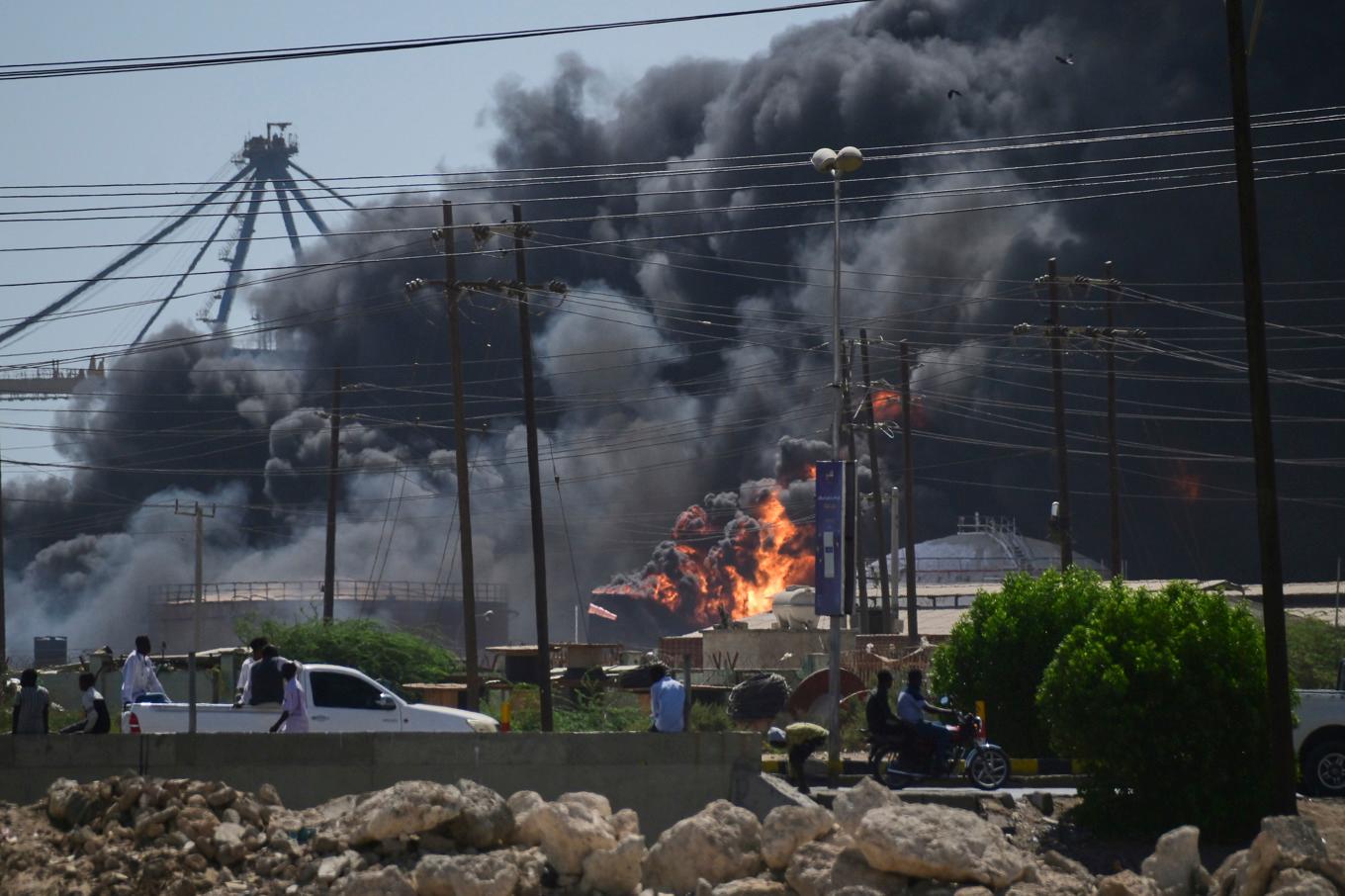 Rök över den sudanesiska hamnstaden Port Sudan på tisdagen. Foto: AP/TT