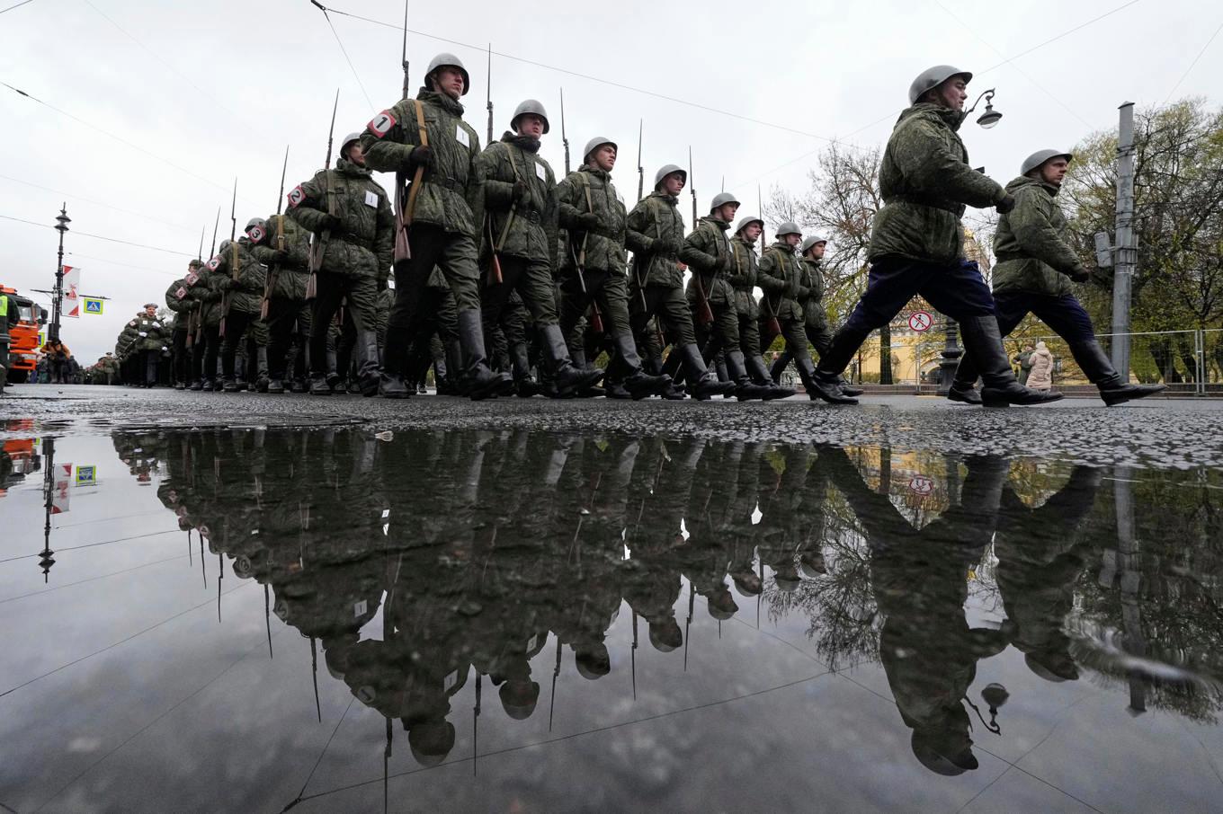 Ryska soldater genrepar i S:t Petersburg, där det också kommer att hållas segerdagsfirande på fredag. Foto: Dmitri Lovetsky/AP/TT