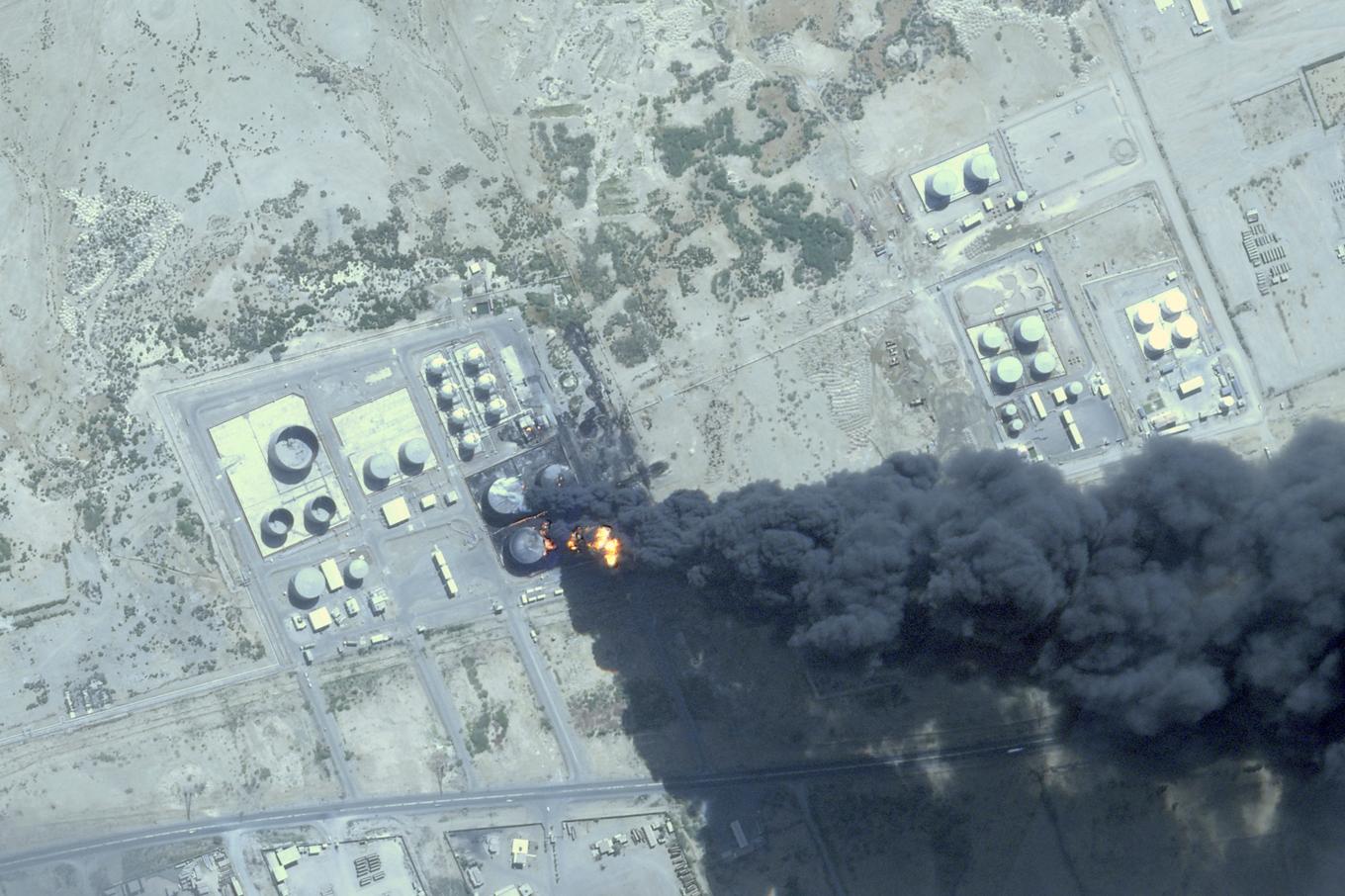 En brand i en bränsletank i Port Sudan på tisdagen. Foto: Planet Labs PBC/AP/TT