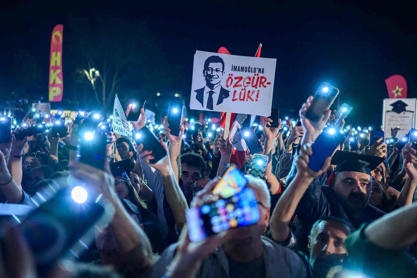 Demonstranter bär på skyltar där det står "frihet för Imamoglu" under en demonstration i Istanbul på onsdagskvällen. Foto: Yasin Akgul/AFP/TT