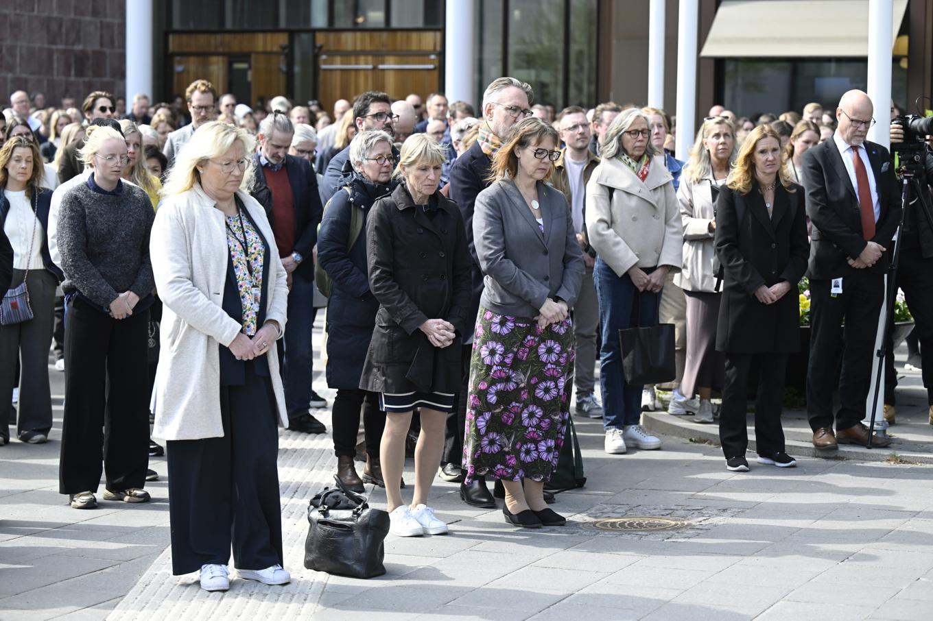 En tyst minut hölls vid Uppsala stadshus efter förra veckans trippelmord i staden. Foto: Jessica Gow/TT