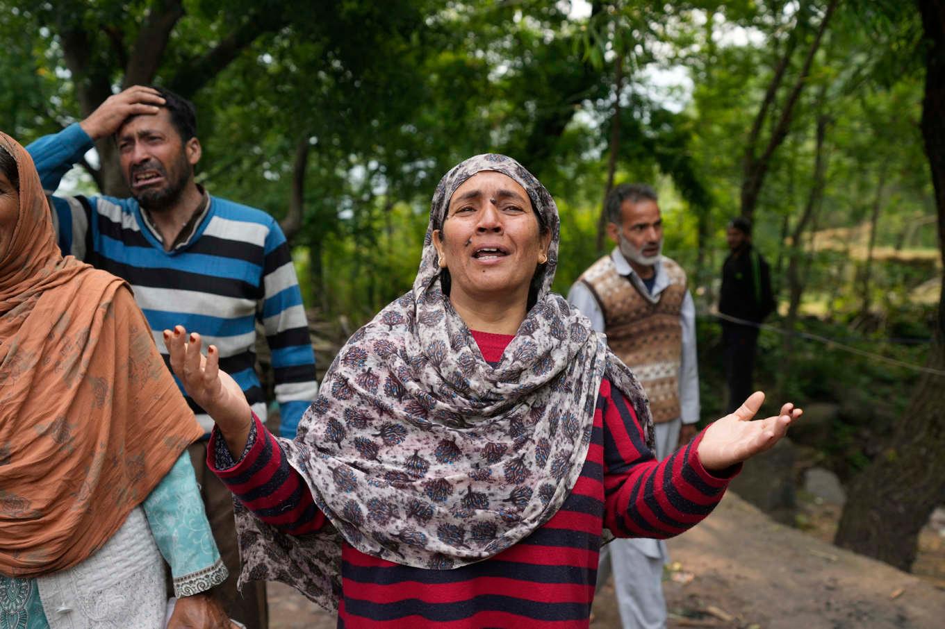 Indiska Rubina Begum utanför sitt hem i Uri i indiskkontrollerade Kashmir som skadats i pakistansk beskjutning. Foto: Mukhtar Khan/AP/TT
