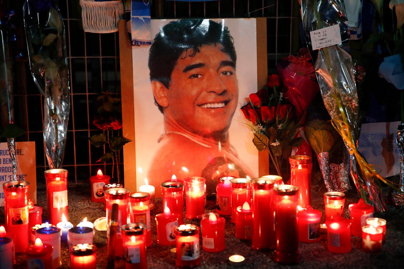 Diego Maradona hedrades av en hel värld, bland annat i Neapel där han fortfarande är en ikon, efter sin död i november 2020. Arkivbild. Foto: Alessandra Tarantino/AP/TT
