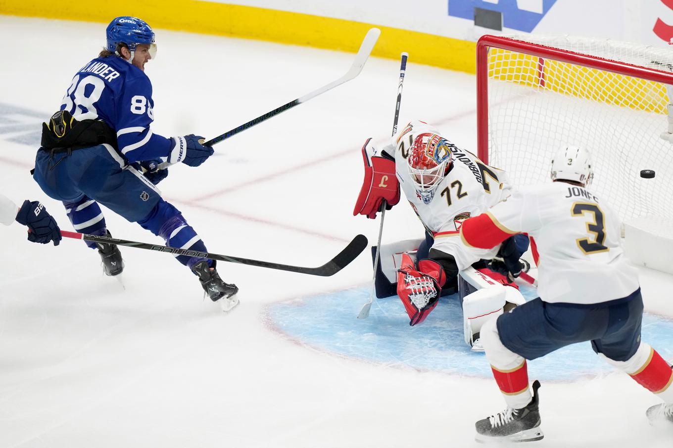 William Nylander bjöd hemmapubliken på ännu en delikatess i den andra kvartsfinalen mot Florida. Foto: Nathan Denette/AP/TT