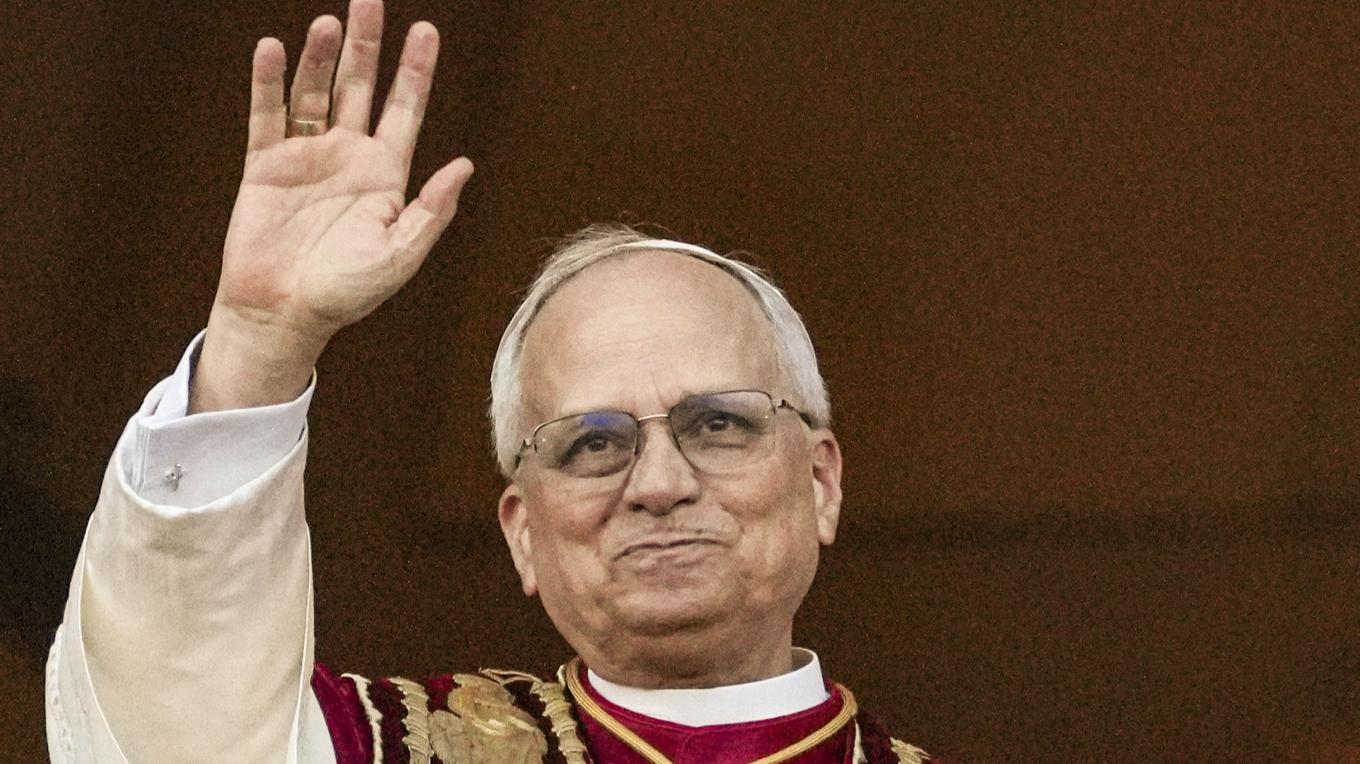 Leo XIV vikar från balkongen på Peterskyrkan i Vaitikanen Foto: Andrew Medichini/AP/TT