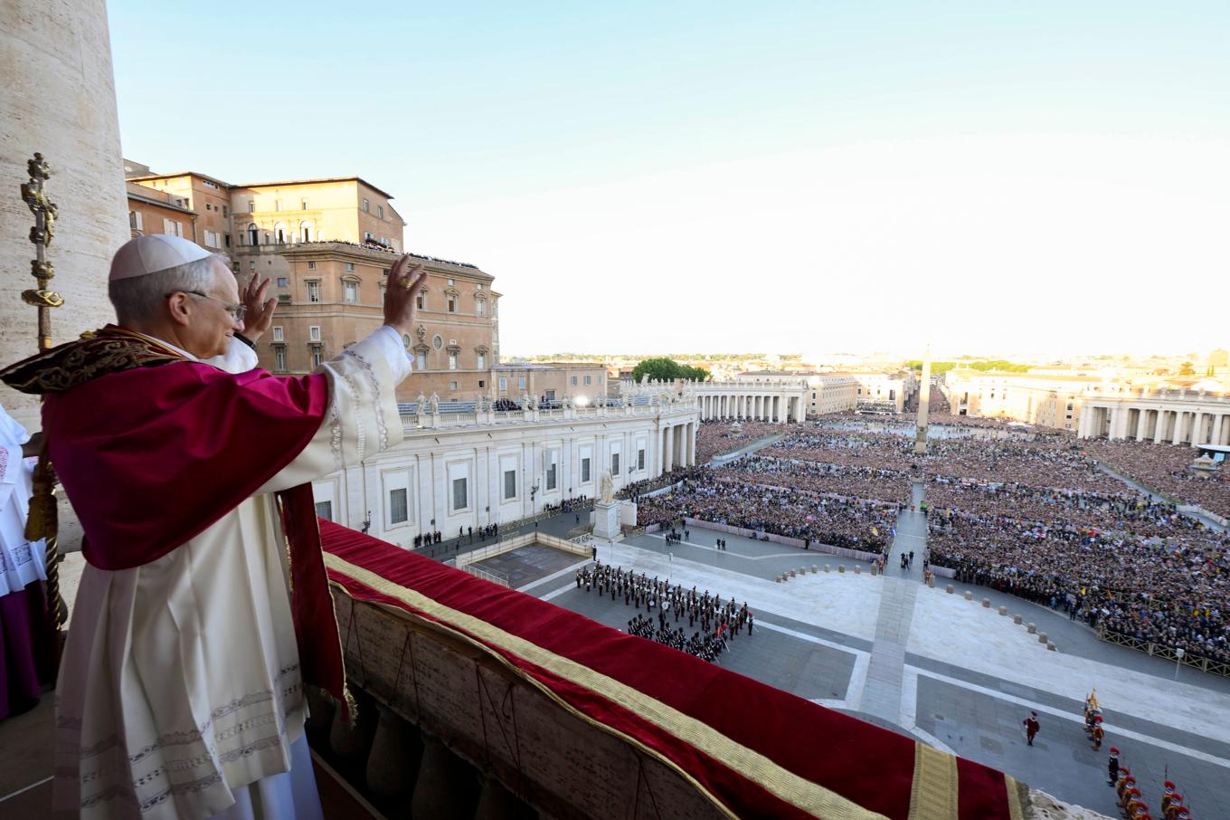 Nyvalde påven Leo XIV blickar ut över Petersplatsen i Vatikanstaten. Foto: Francesco Sforza/AP-TT