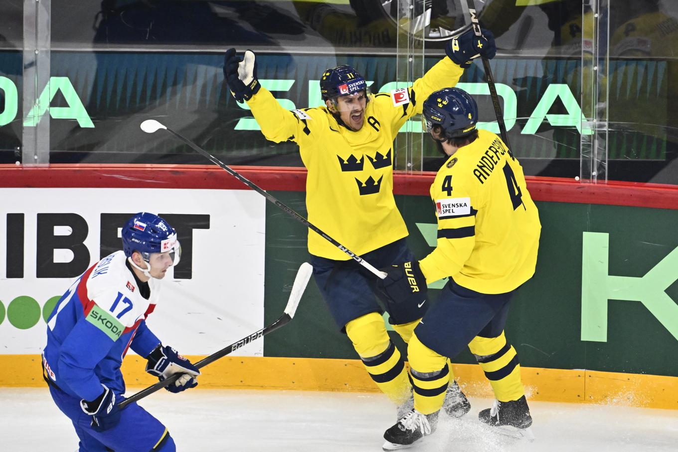 Mikael Backlund och Rasmus Andersson firar Tre Kronor ledningsmål i VM-premiären mot Slovakien. Foto: Christine Olsson/TT