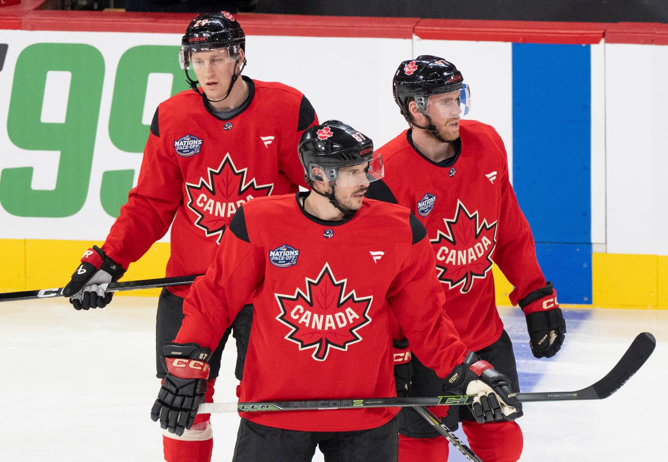 Kanadas Sidney Crosby (närmast) är VM:s kanske största stjärna. Arkivbild. Foto: Christinne Muschi/AP/TT
