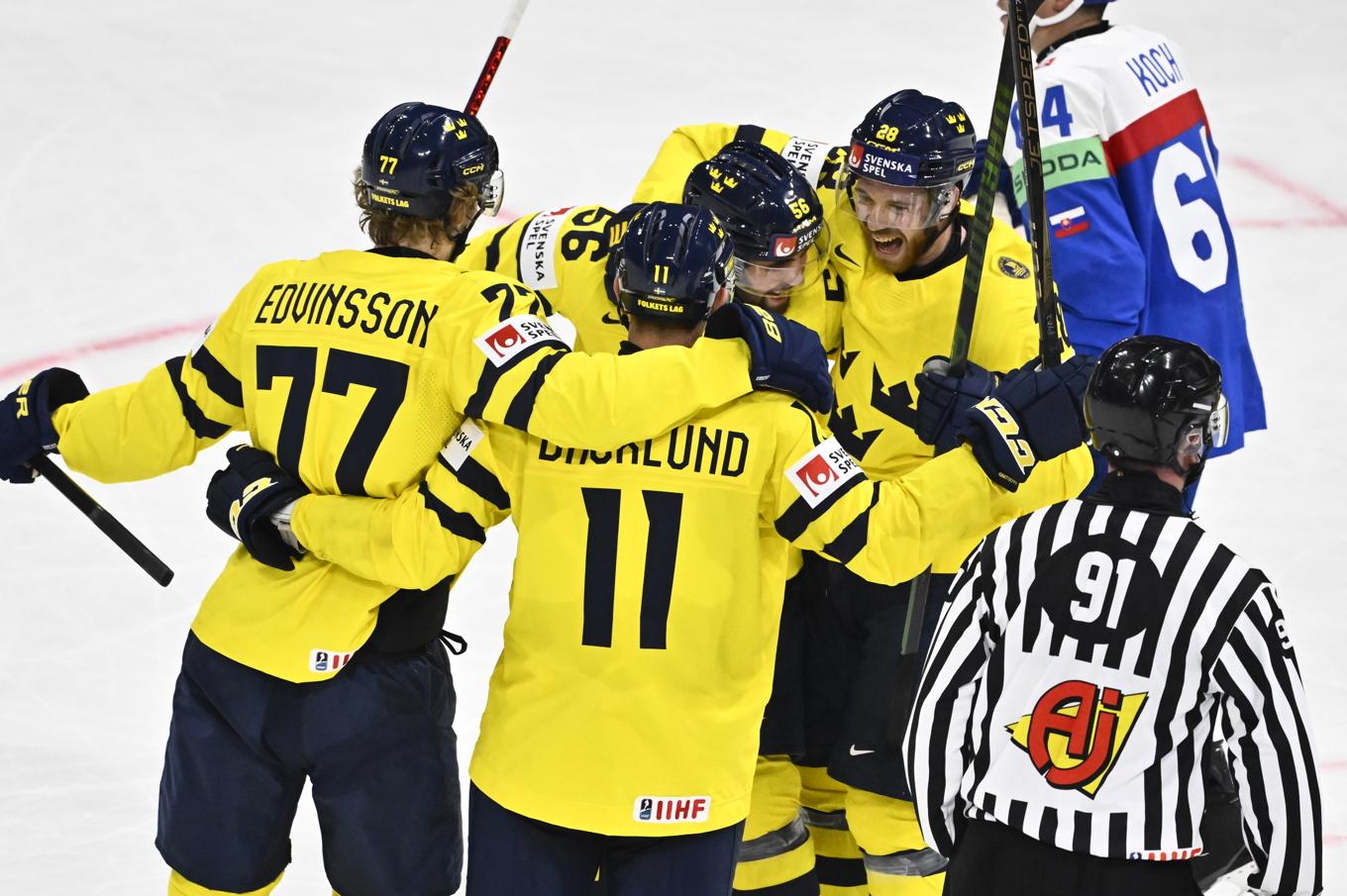 Sveriges Elias Lindholm jublar med lagkamraterna efter 4–0-målet. Sverige fick den perfekta VM-starten med en storseger. Foto: Christine Olsson/TT