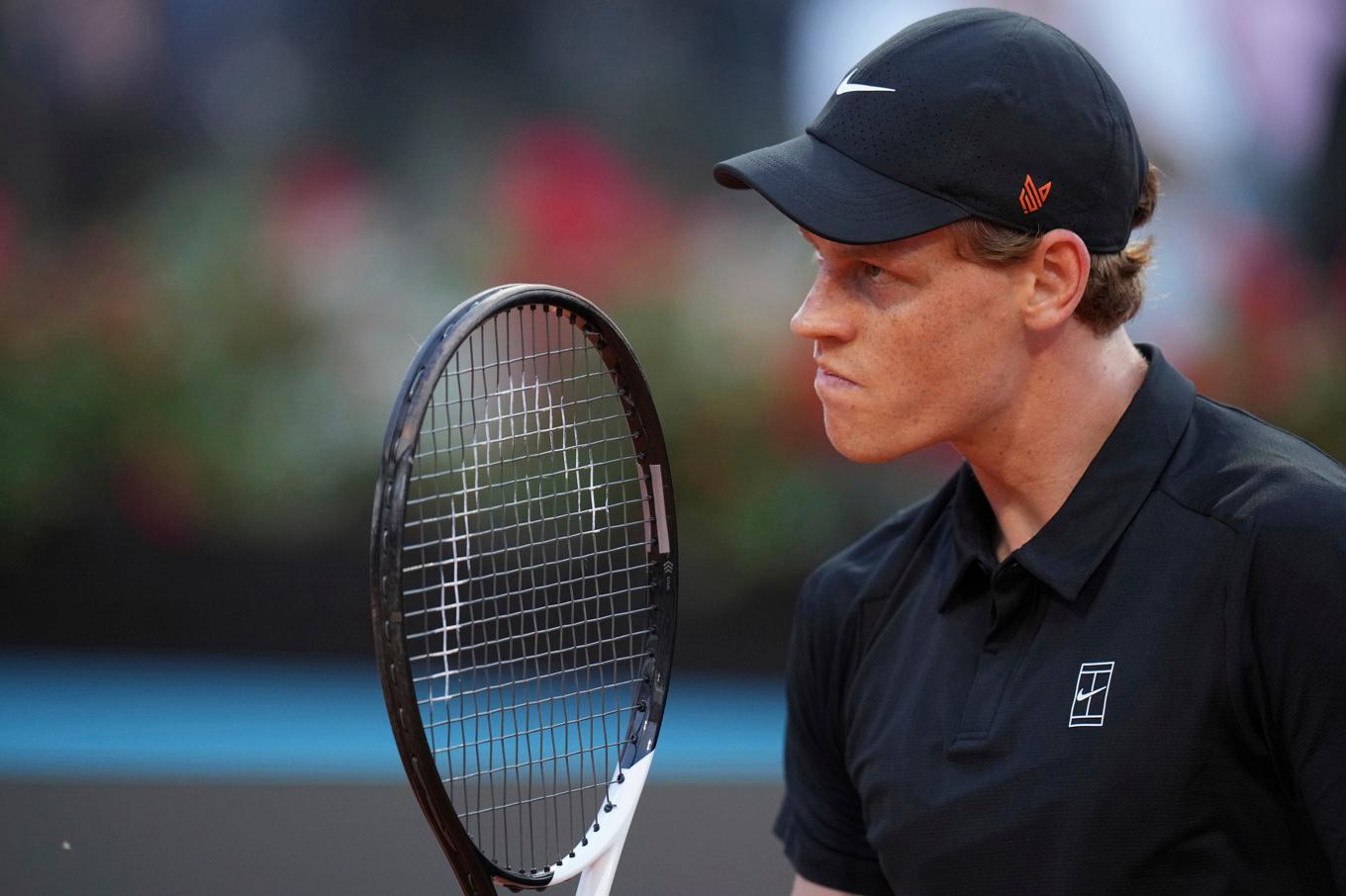 Jannik Sinner vann i första matchen tillbaka efter avstägningen. Foto: Andrew Medichini/AP/TT