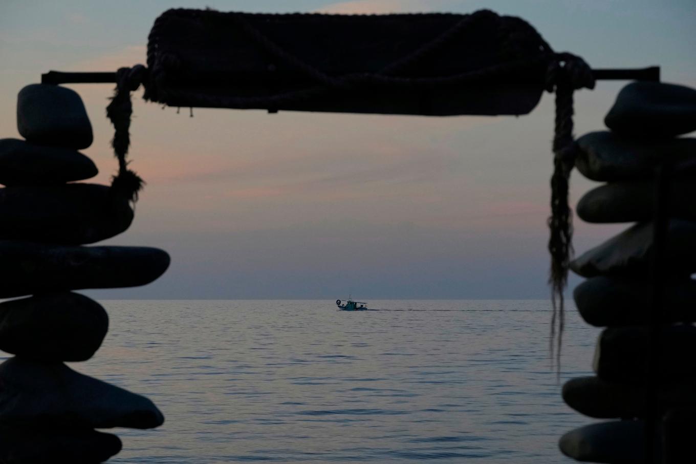 Fem fiskare har räddats efter att ha varit på drift i 55 dagar. Arkivbild. Foto: Petros Karadjias/AP/TT