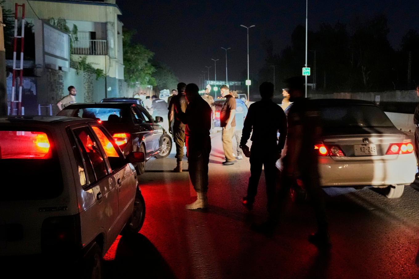 Pakistanska poliser avlägsnar fordon och människor utanför flygbasen Nur Khan, omkring en mil från huvudstaden Islamabad. Foto: Anjum Naveed/AP/TT