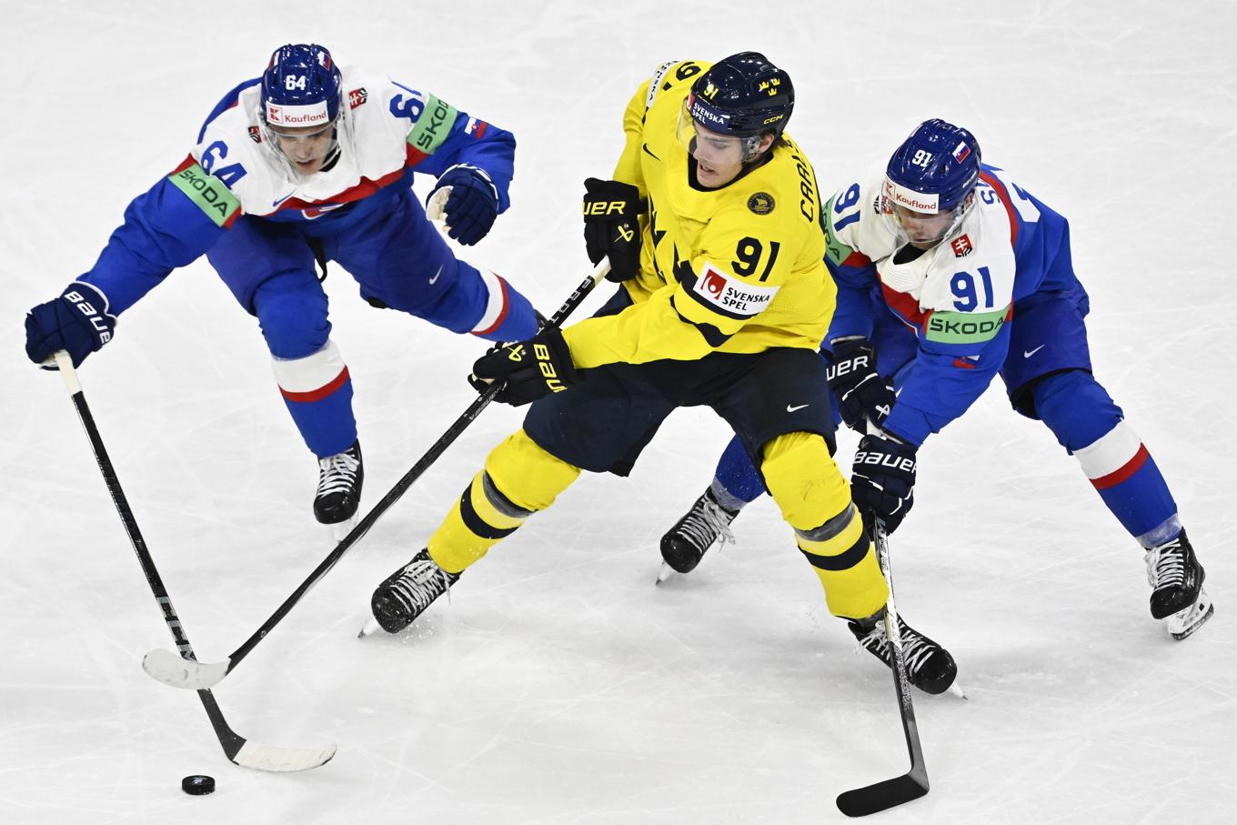 Leo Carlsson håller undan för två slovakiska spelare, Patrik Koch och Matus Sukel i 5–0-segern. Foto: Christine Olsson/TT