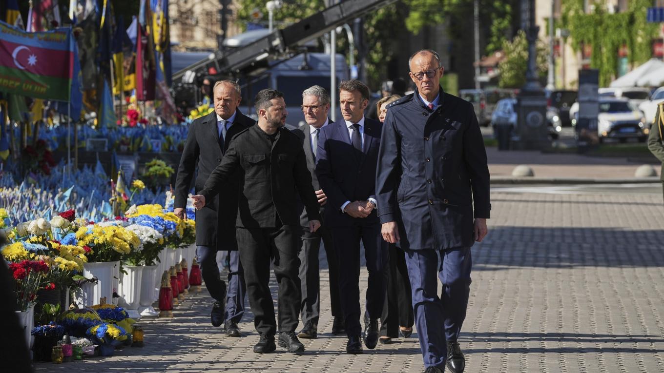 Polens premiärminister Donald Tusk, Ukrainas president Volodymyr Zelenskyj, Storbritanniens premiärminister Keir Starmer, Frankrikes president Emmanuel Macron och Tysklands förbundskansler Friedrich Merz på plats i Kiev. Foto: Evgeniy Maloletka/AP/TT