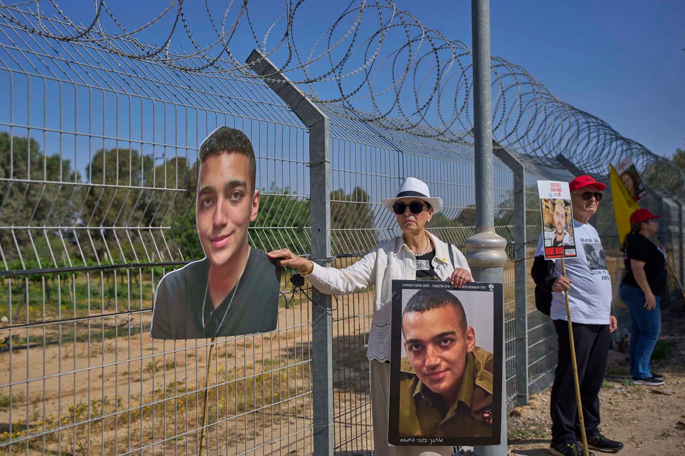 Varda Ben Baruch med en bild av sitt barnbarn Edan Alexander vid en manifestation i södra Israel nära gränsen till Gaza i april. Foto: Ohad Zwigenberg/AP/TT