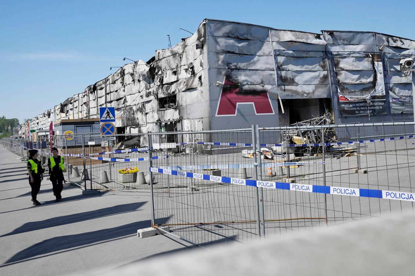 Polis och avspärrningar runt det nedbrunna köpcentret Marywilska 44 i Warszawa. Bild från den 15 maj 2024. Foto: Czarek Sokolowski/AP/TT