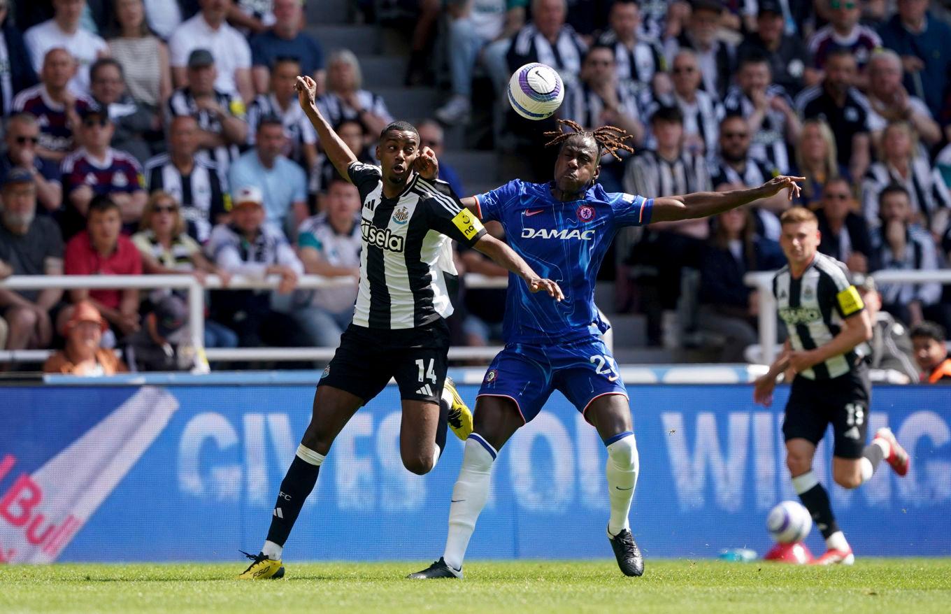 Alexander Isak i duell med Chelseas Trevoh Chalobah. Foto: Owen Humphreys/AP/TT