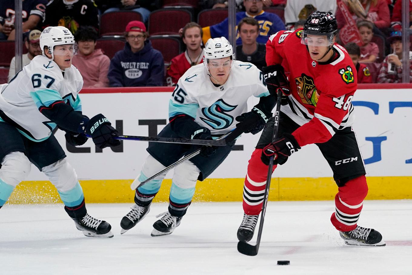 Filip Roos, till höger i Chicagos dress, vänder hem till Sverige för spel i Färjestad. Foto: Nam Y. Huh/AP/TT
