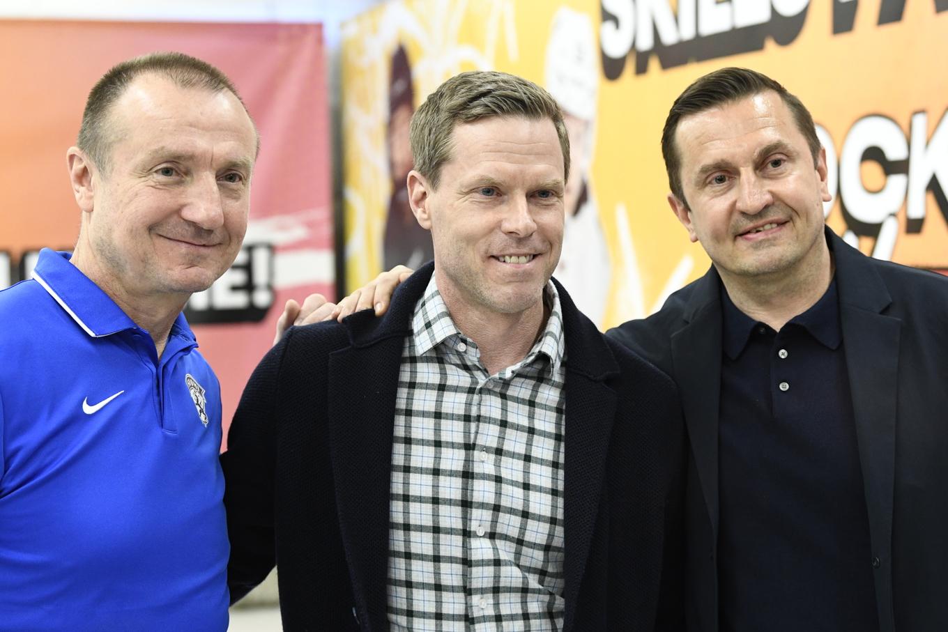 Knatte-Fnatte-Tjatte-kedjan dominerade isen under hockey-VM 1995. På måndagen återförenades trion – Jere Lehtinen, Saku Koivu och Ville Peltonen – för att uppmärksamma att det gått 30 år sedan Finlands första VM-guld i ishockey. Foto: Lars Schröder/TT