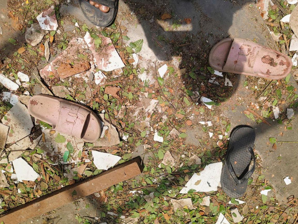 Skor och bråte ligger på marken efter att en skola bombats av Myanmars militärregim. Foto: White Depeyin People Defence Force via AP/TT