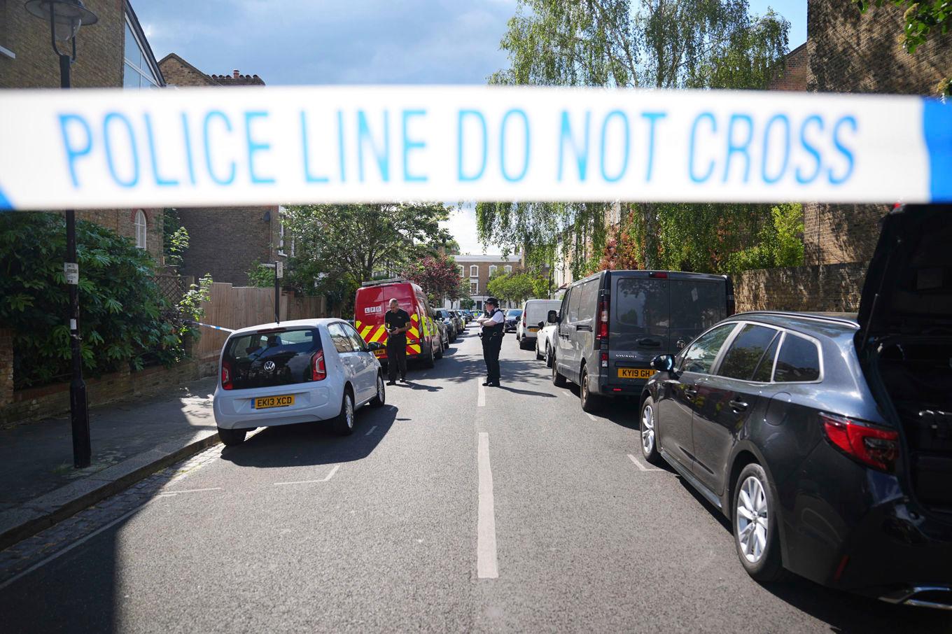 Polisen spärrade av utanför Keir Starmers hus i norra London efter branden. Foto: James Manning/AP/TT