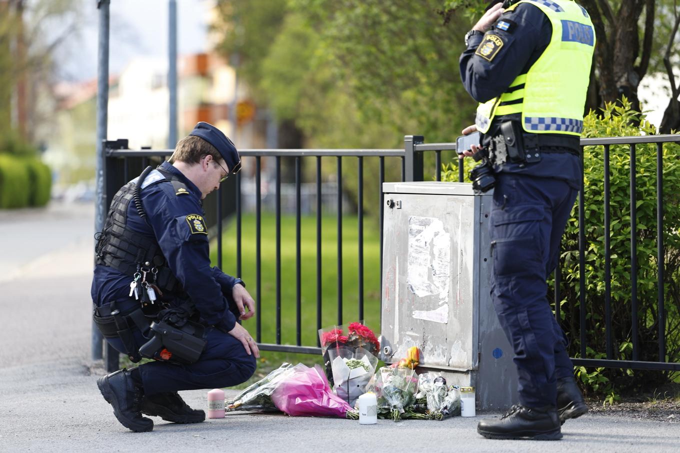 Poliser vid en minnesplats efter att tre personer dödats i en skottlossning i Uppsala. Arkivbild. Foto: Fredrik Persson/TT