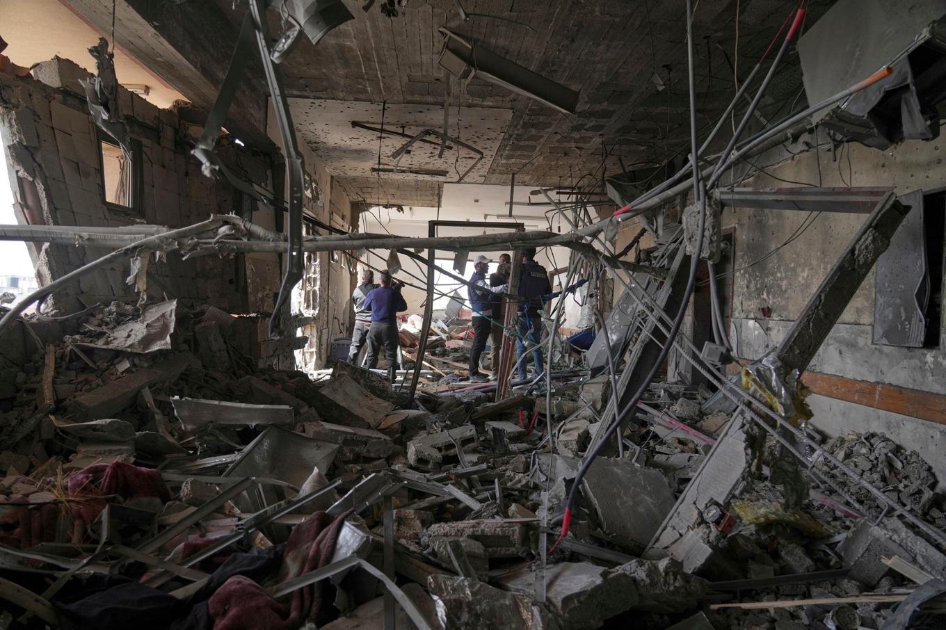 Förödelse efter en israelisk attack mot Nassersjukhuset i Khan Yunis i södra Gazaremsan natten mot tisdagen. Foto: Jehad Alshrafi/AP/TT