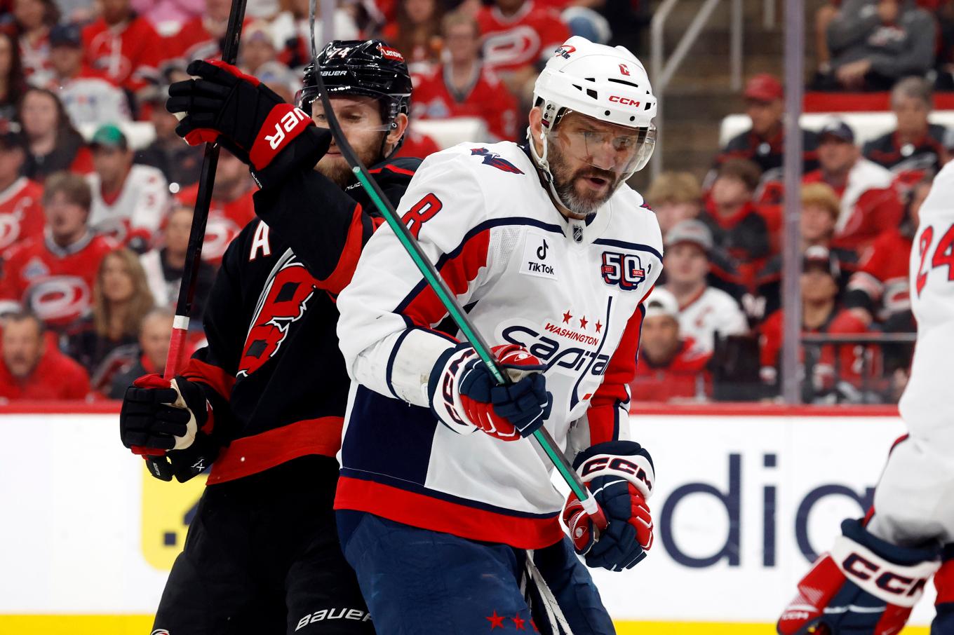 Alexander Ovetjkin och hans Washington ligger under med 1–3 i matcher mot Carolina i kvartsfinalen av Stanley Cup-slutspelet. Foto: Karl B DeBlaker/AP/TT