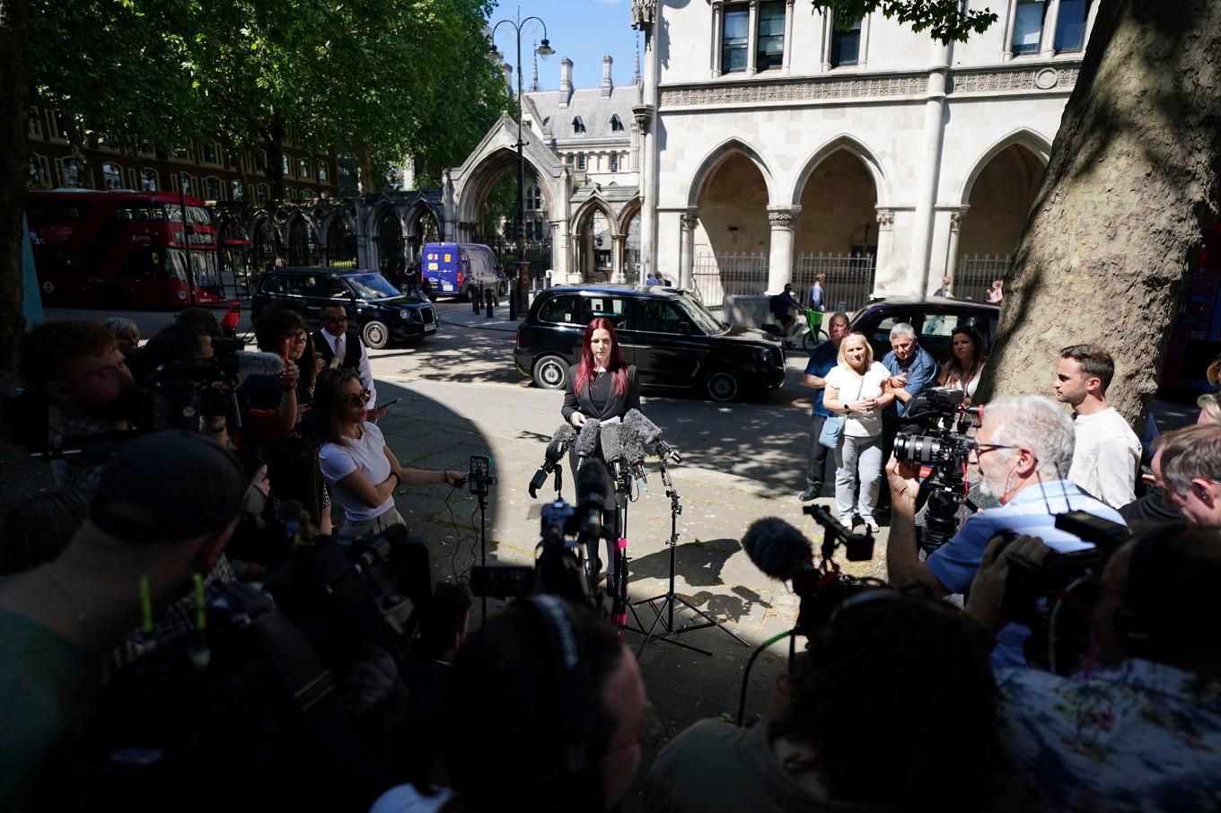 Advokat Sarah Myatt talar till medierna utanför domstolen i London. Foto: Ben Whitley/AP/TT