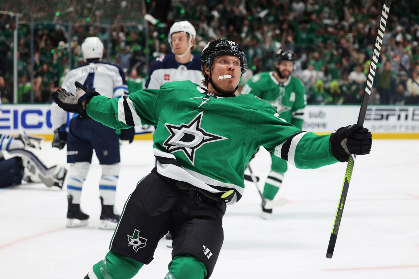 Mikael Granlund firar efter sitt första mål mot Winnipeg. Foto: Gareth Patterson/AP/TT