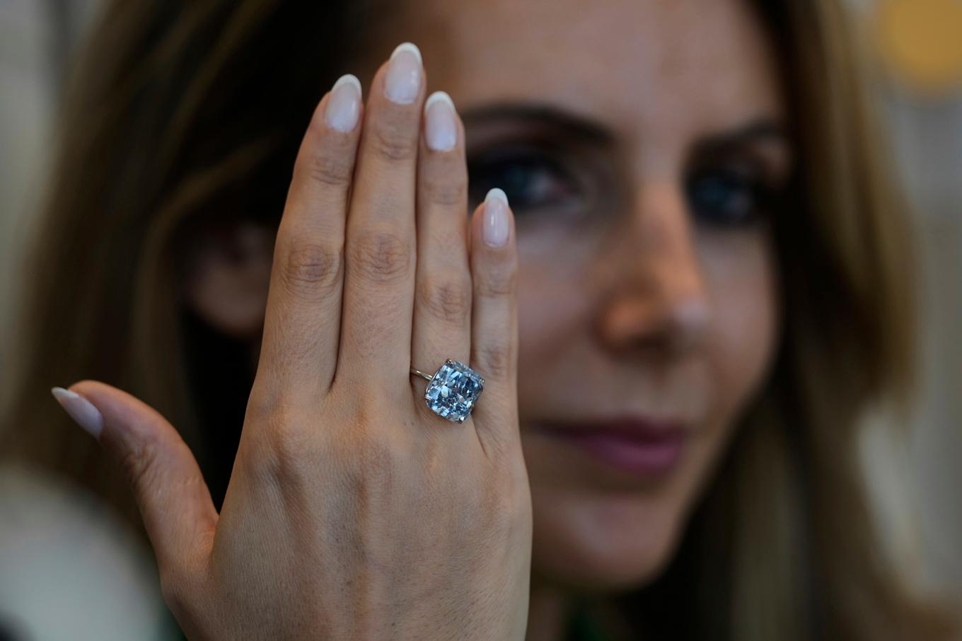 Katia Nounou Boueiz, chef för auktionsbyrån Sotheby's i Förenade arabemiraten, visar upp den blå diamanten i Abu Dhabi i april. Foto: Altaf Qadri/AP/TT