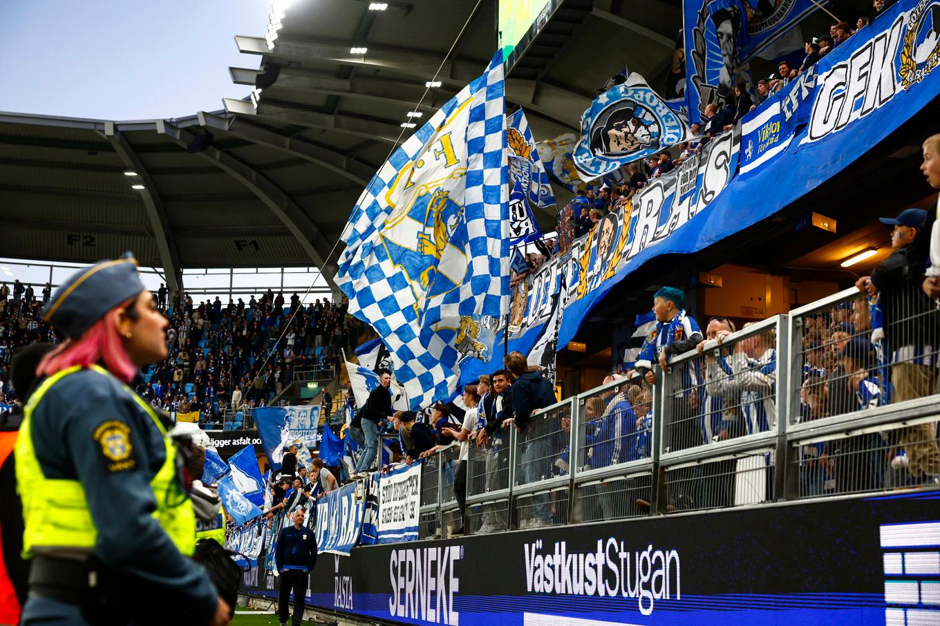 En man stormade planen och attackerade en spelare under torsdagens fotbollsmatch i allsvenskan mellan IFK Göteborg och Öster på Gamla Ullevi. Foto: Thomas Johansson/TT