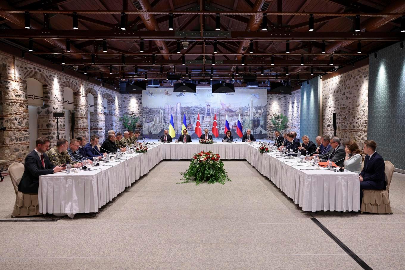 Den ryska delegationen till höger och den ukrainska till vänster. Värden Hakan Fidan, Turkiets utrikesminister, i mitten. Foto: Murat Gok/turkiska utrikesdepartementet via AP/TT
