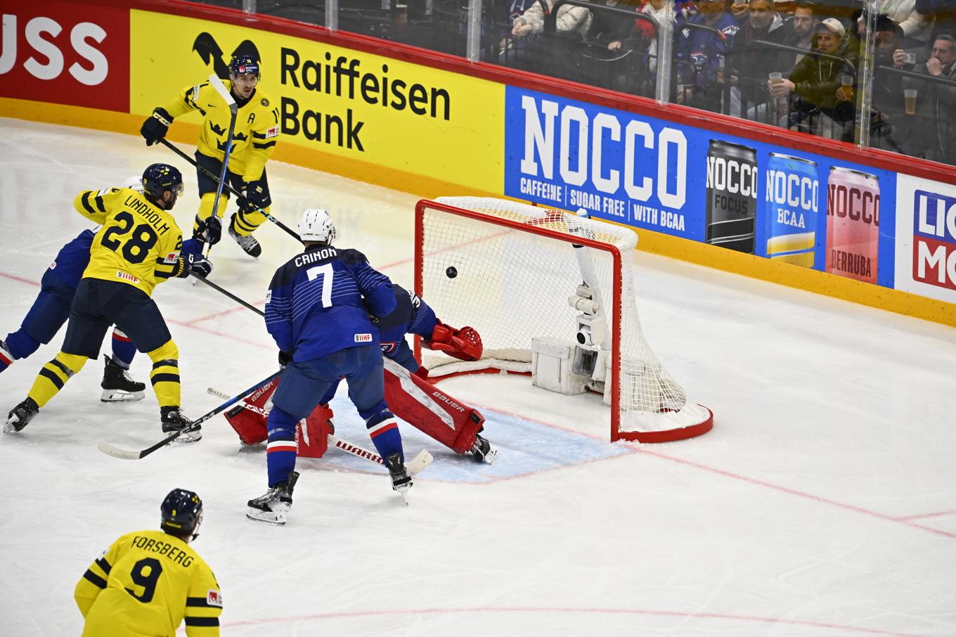 Elias Lindholm gör Sveriges tredje mål i segermatchen mot Frankrike. Foto: Anders Wiklund/TT