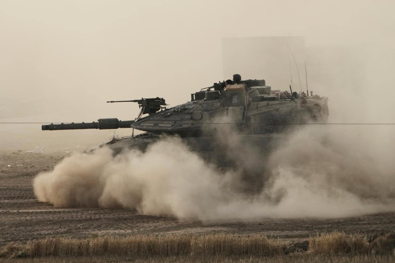 En israelisk stridsvagn i södra Israel, nära Gazas gräns, på fredagen. Foto: Maya Alleruzzo/AP/TT