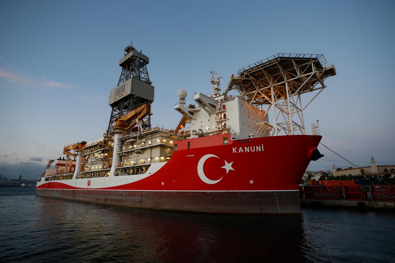 Ett av Turkiets borrfartyg i hamnen Haydarpasa i Istanbul. Arkivbild. Foto: Emrah Gurel/AP/TT