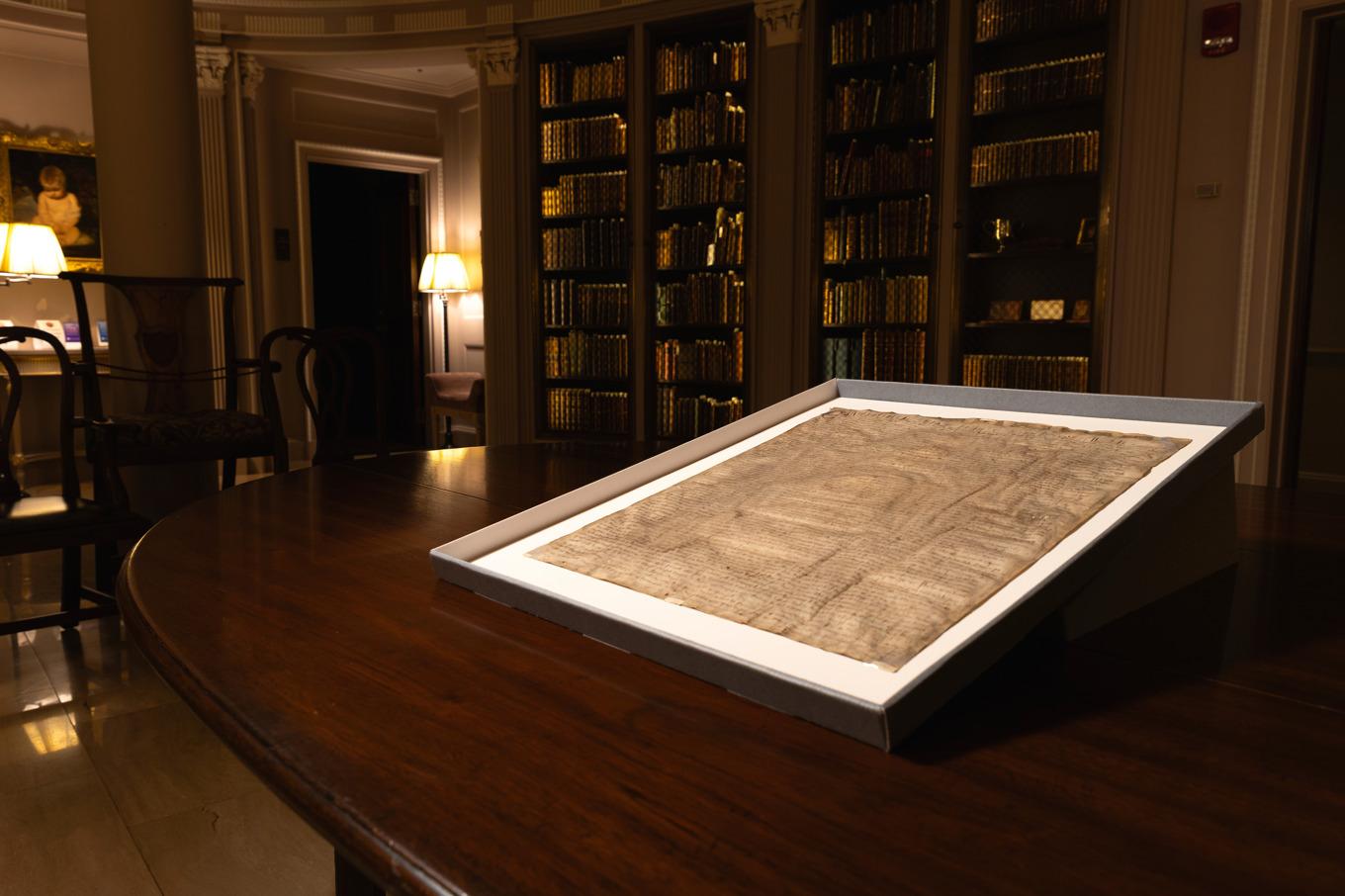 En originalversion av det brittiska fördraget Magna Carta från 1300 har hittats i arkiven på juridikinstitutionen på Harvard University i USA. Foto: Lorin Granger/Harvard Law School/AP/TT