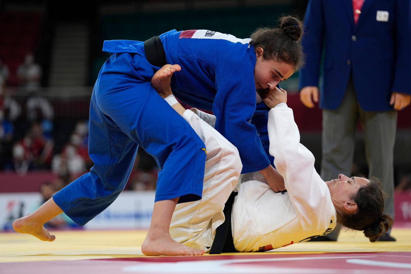 Azerbajdzjans Shahana Hajiyeva, i blått, har stängts av från att tävla i parasport. Här i guldmatchen mot Frankrikes Sandrine Martinet i Tokyo som hölls 2021 i stället för 2020 på grund av coronapandemin. Foto: Kiichiro Sato/AP/TT
