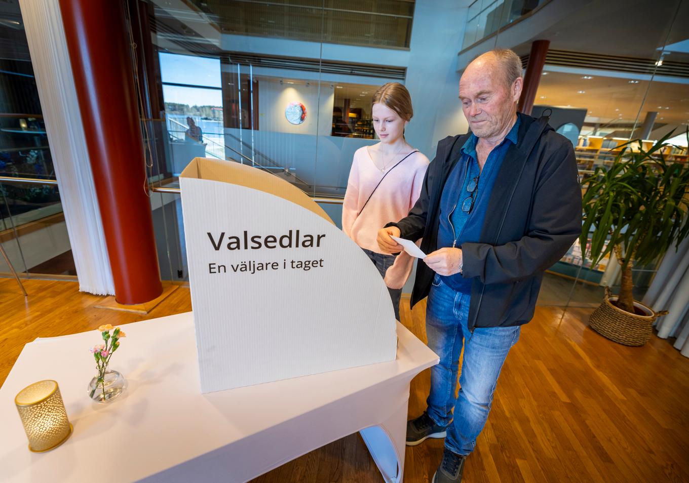 Christer Magito och Livia från Harads på plats för att rösta i valet till Sametinget i vallokalen i Kulturens hus i Luleå på söndagen. Foto: Pär Bäckström/TT