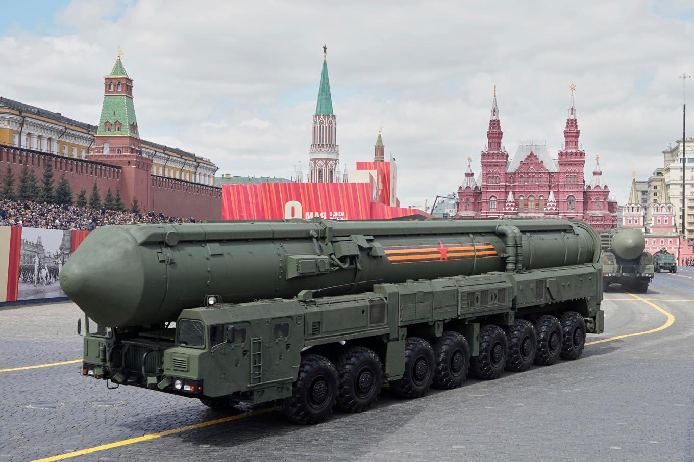 Den ryska roboten av typ RS-24 visades upp på en militärparad i Moskva i maj. Foto: Alexander Zemlianichenko/AP/TT