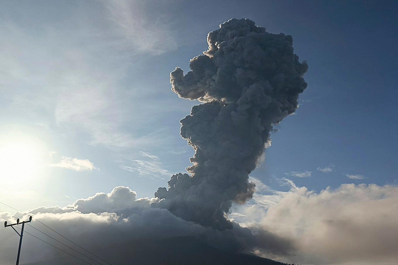 Den indonesiska vulkanen Lewotobi, fotograferad vid ett tidigare utbrott i november. Foto: AP/TT