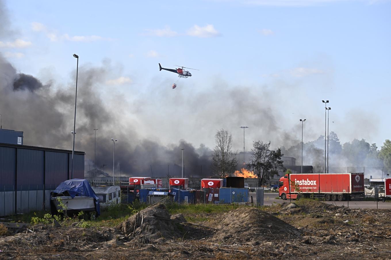 En kraftig brand utbröt på en återvinningsanläggning på Örsholmen i Karlstad under helgen. Foto: Tommy Pedersen/TT