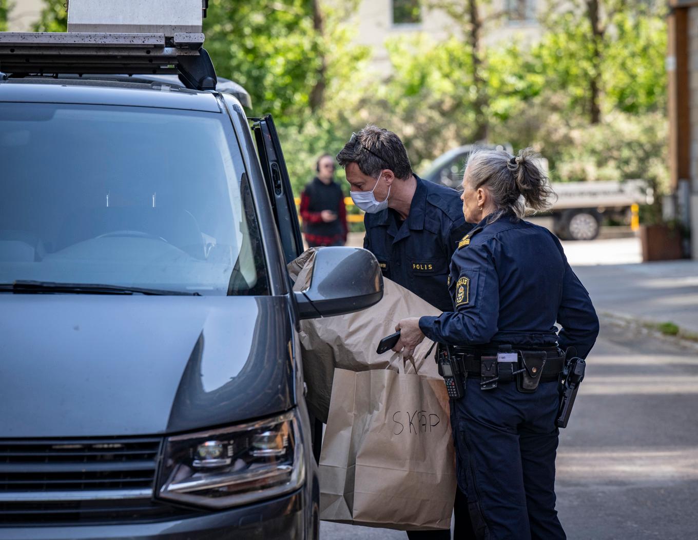 Polisens kriminaltekniker på plats på Kirseberg i Malmö på måndagseftermiddagen efter ett tillslag i en lägenhet. Foto: Johan Nilsson/TT