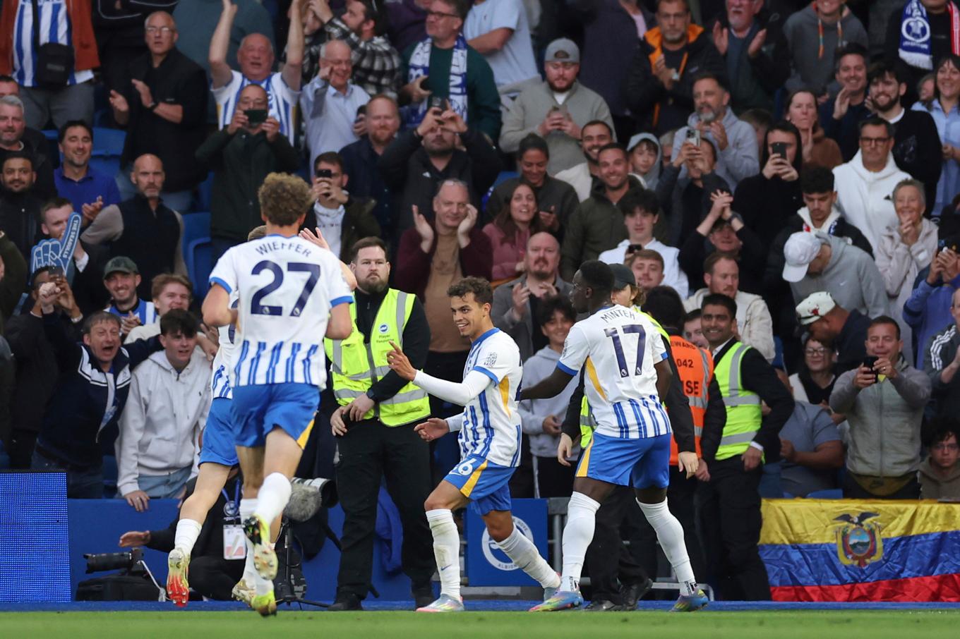Yasin Ayari (i mitten) firar målet i Brightons 3–2-seger mot mot Liverpool. Foto: Ian Walton/AP/TT