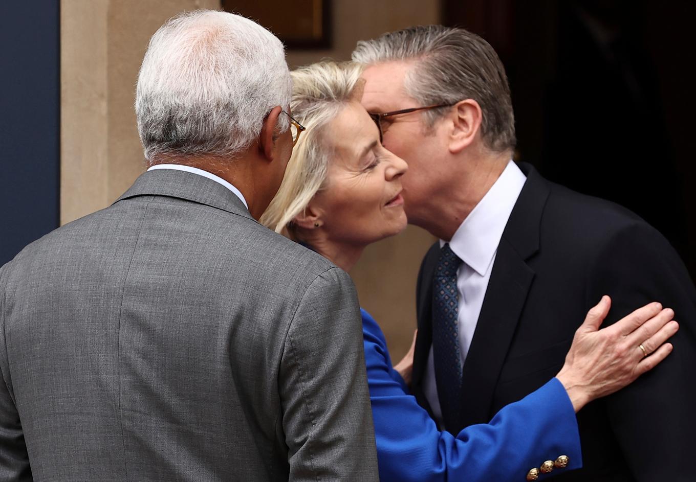 EU-kommissionens ordförande Ursula von der Leyen kramar om Storbritanniens premiärminister Keir Starmer under påsyn från EU:s rådsordförande António Costa (skymd). Foto: Henry Nicholls/AP/TT