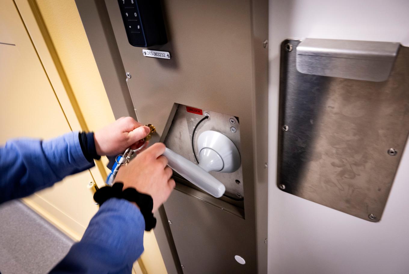 Kriminalvården ser över möjligheten att ha tre i varje rum och bygga om lokaler för att skapa mer plats. Arkivbild. Foto: Pontus Lundahl/TT