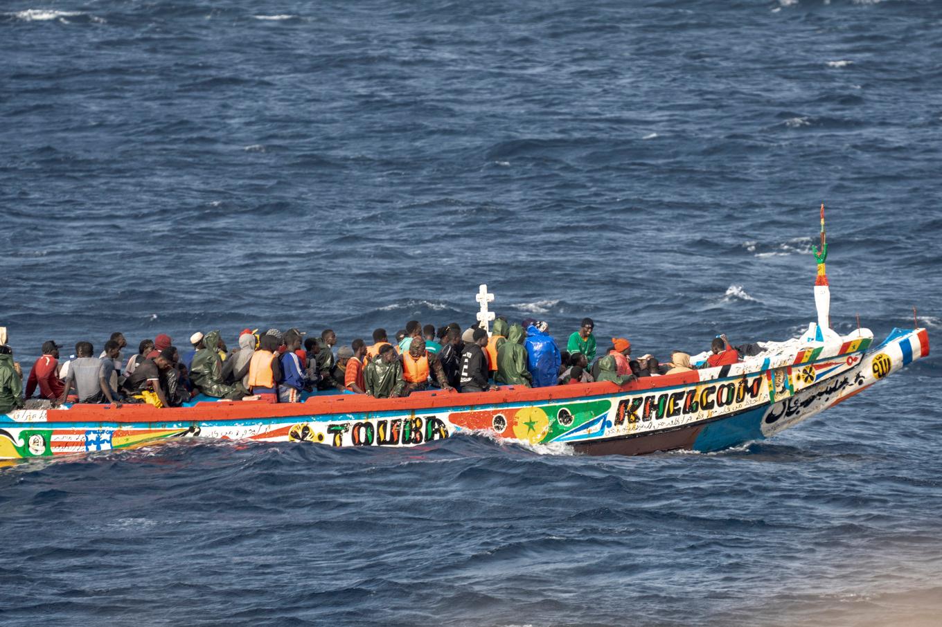 En flyktingbåt på väg till Kanarieön El Hierro i fjol somras. EU-kommissionen vill göra det lättare för EU-länder att skicka iväg asylsökande och migranter till länder utanför EU. Arkivbild. Foto: Maria Ximena/AP/TT
