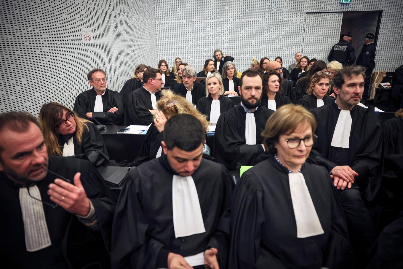 Advokater under rättegången mot den franske läkaren Joël Le Scouarnec, som står åtalad för våldtäkter och sexuella övergrepp. Bild tagen i februari. Foto: Thomas Padilla/AP/TT