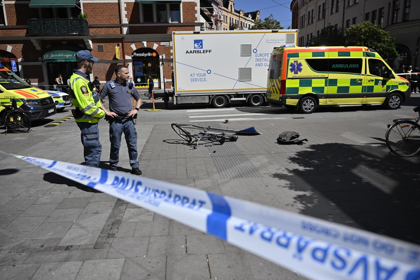 Polis och ambulans efter en påkörning på Södra Förstadsgatan vid Triangeln i Malmö på tisdagen. Foto: Johan Nilsson/TT