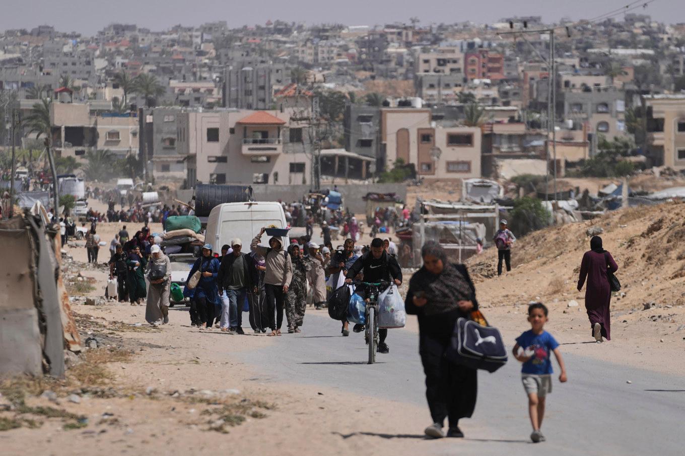 Palestinier på flykt från Khan Yunis i södra Gazaremsan i måndags. Foto: Abdel Kareem Hana/AP/TT